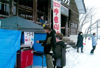 スキー場での焼き芋販売実験調査の様子の画像
