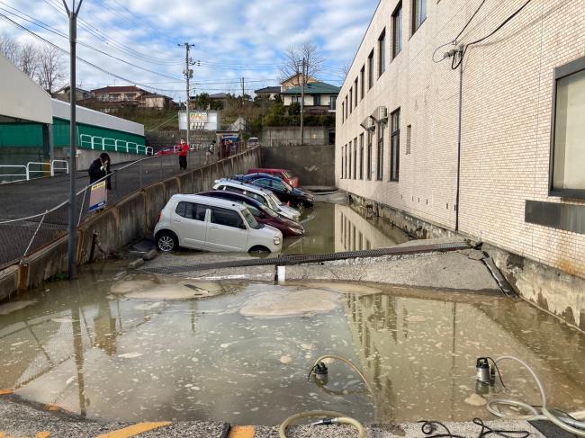 新潟西郵便局の液状化現象（写真提供：新潟市）