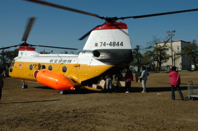 ヘリコプターでの避難（写真提供：長岡市）0407