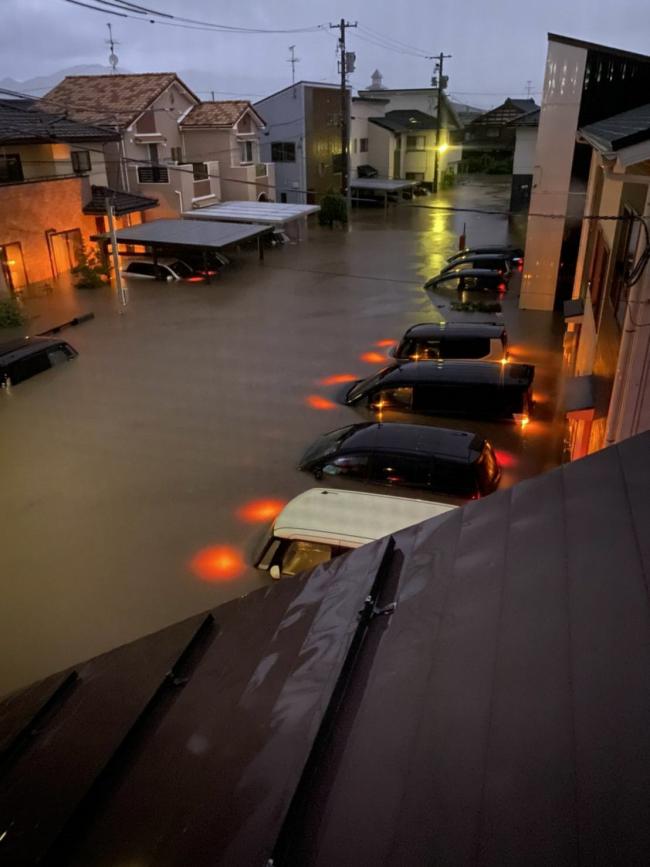 村上市内・荒川車浸水（村上市提供）