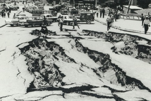 新潟地震（地割れ）500×334