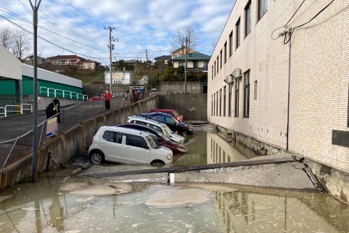 新潟西郵便局の液状化現象500×334