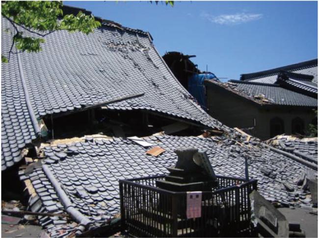 寺社の建物倒壊現場