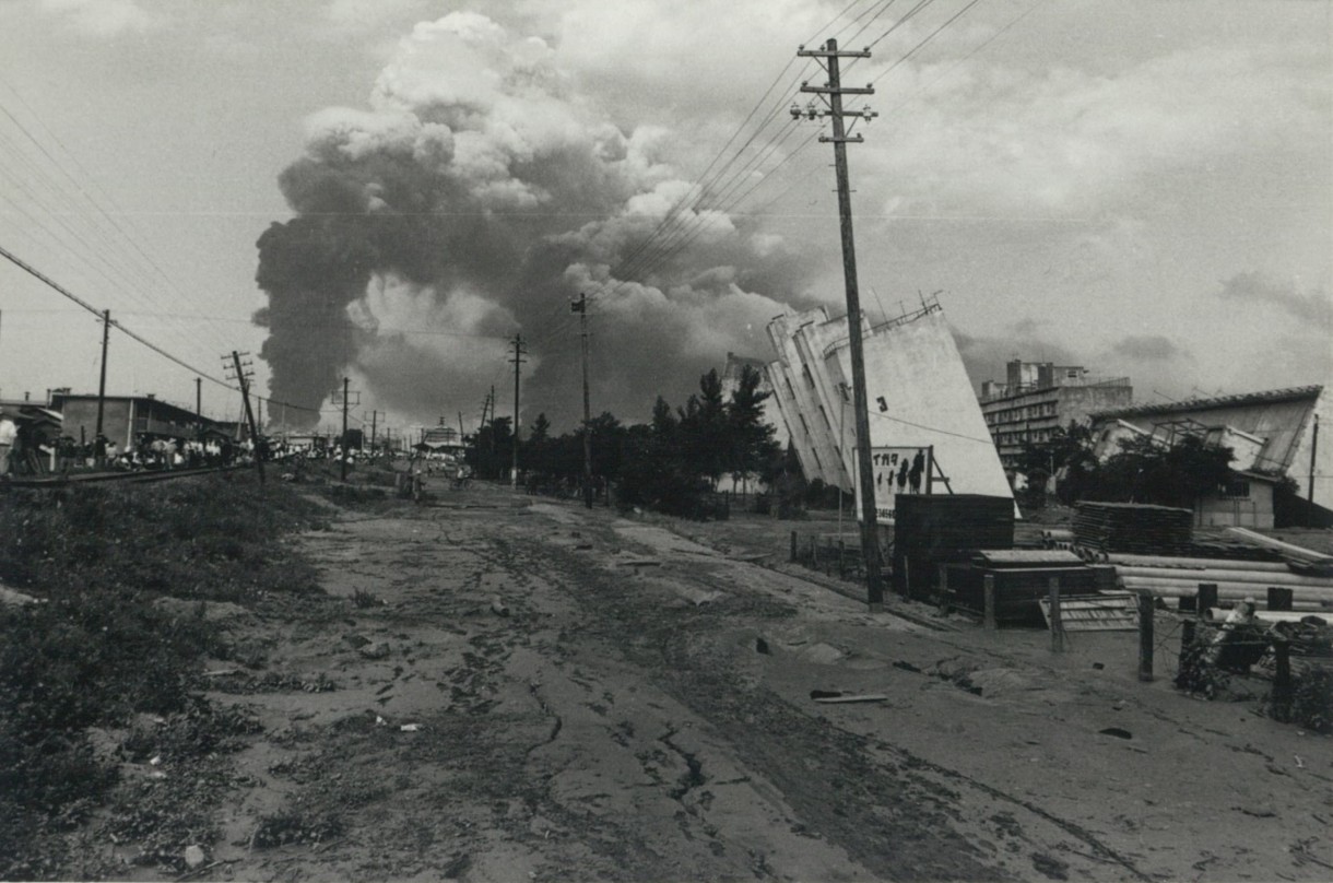 崩れた川岸町アパート