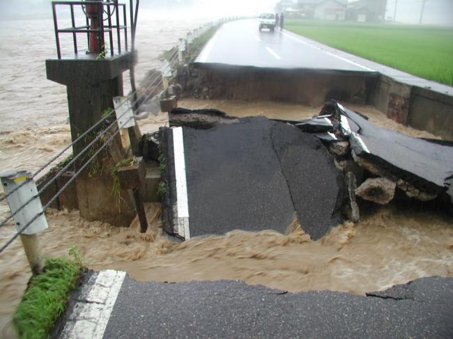 平成16年7月13日の国道289号線（荒沢地内）