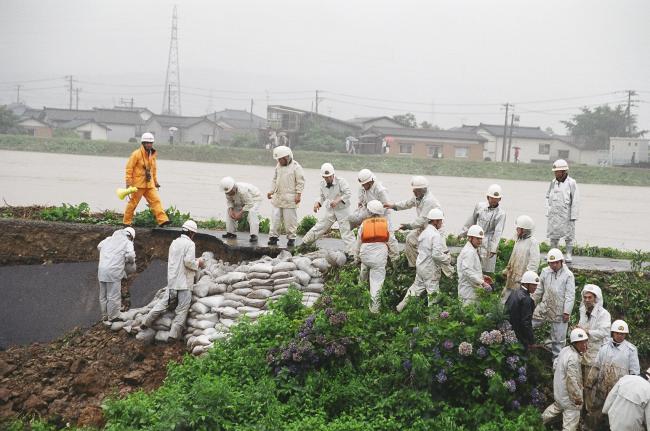平成16年7月13日の三条市島田地内