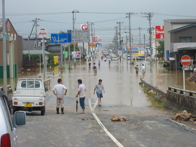 平成16年7月14日の三条市南四日町三丁目地内
