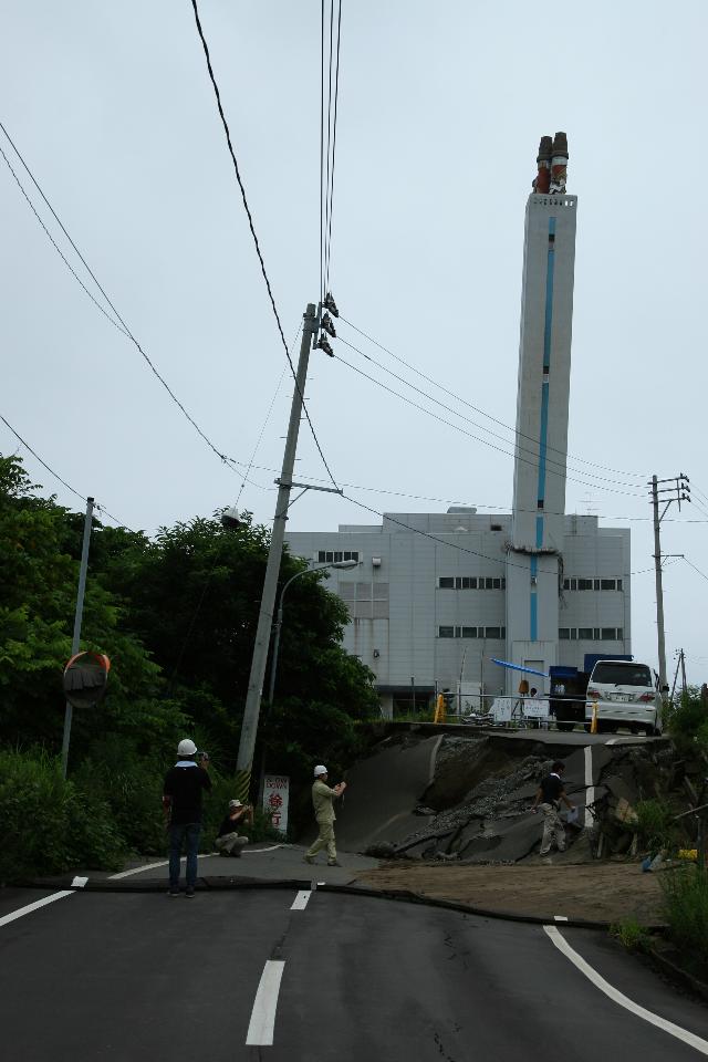 クリーンセンターかしわざきの煙突の破断と大きく陥没した道路
