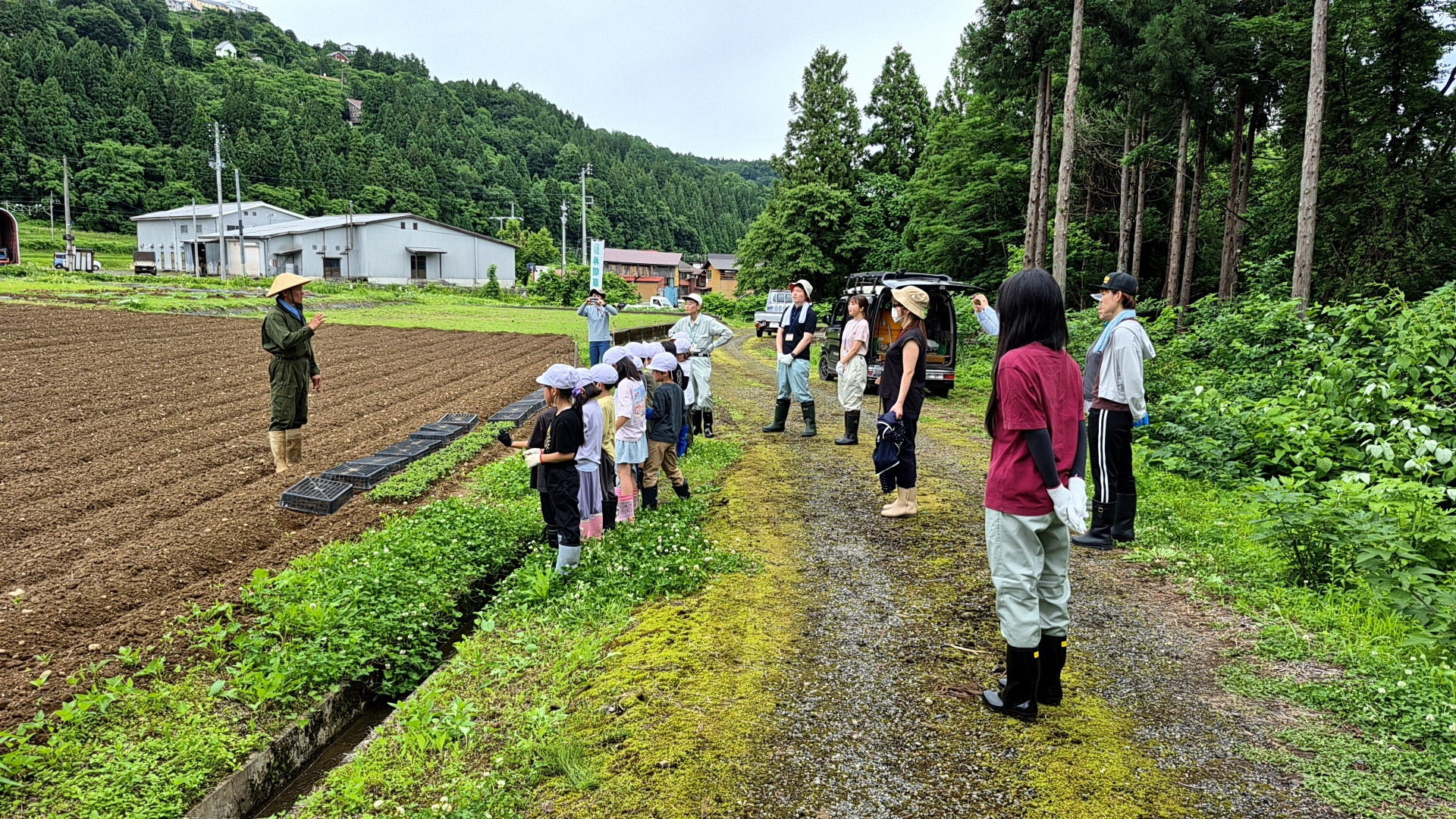 サポートチームと小学生が説明を聞いています
