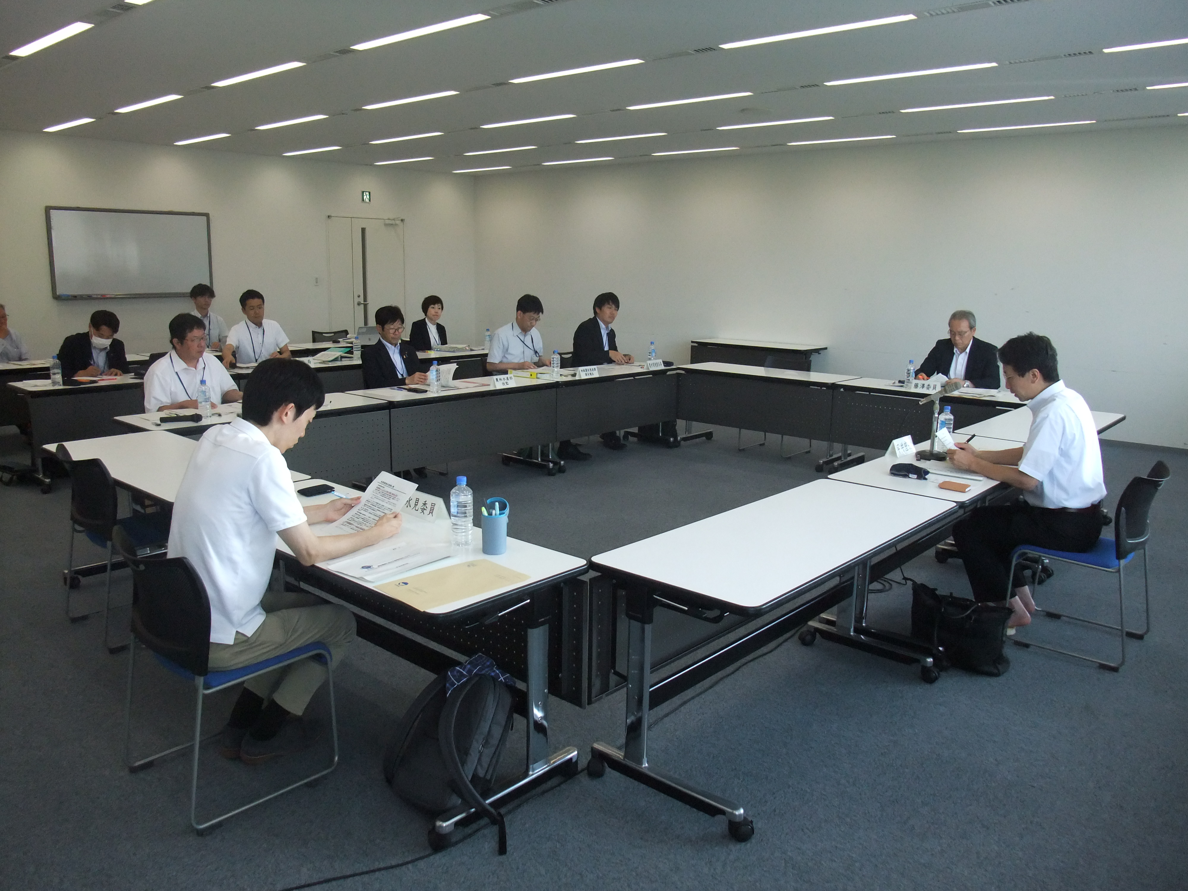 第三者検討会の会議の様子を撮影したものです。