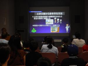 DVDを視聴している様子