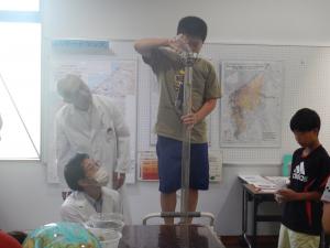 地層実験装置にビーズを流し込む様子