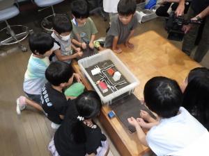 容器を叩いて揺らしている様子