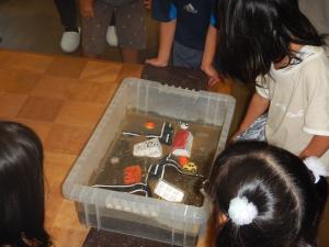 液状化が起こった装置を観察している様子