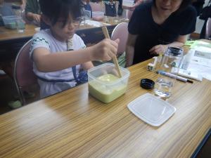 水と砂を混ぜている様子