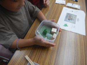 容器を叩いて揺らしている様子