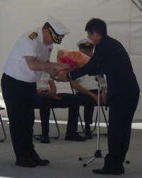 花束贈呈（原田局長より）