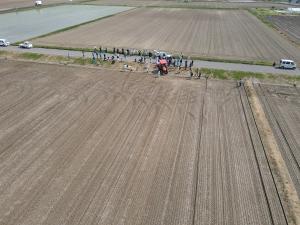 V溝乾直(ドローン)