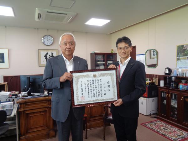 知事の感謝状贈呈式　左：品田村長　右：佐藤地域振興局長