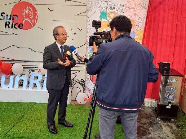 現地メディアから取材を受ける花角知事