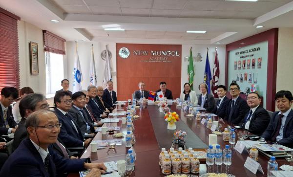 新モンゴル学園ガルバドラッハ理事長（中央右）との意見交換