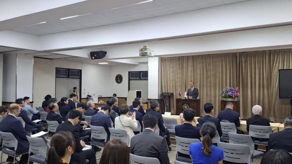 開所式で祝辞を述べる花角知事