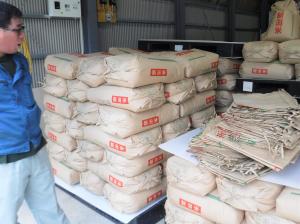 収穫した米と澁江さん