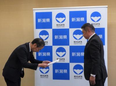 交通安全施設（目録）の贈呈の様子