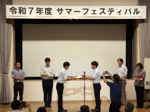 【授賞式で賞状授与される新野さん（左から3人目）】