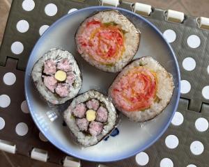 「桃の花」と「バラの花」の太巻き寿司