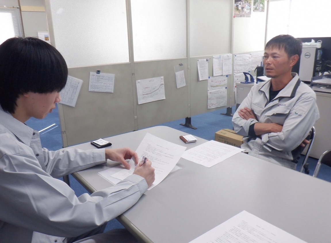 インタビューしている様子