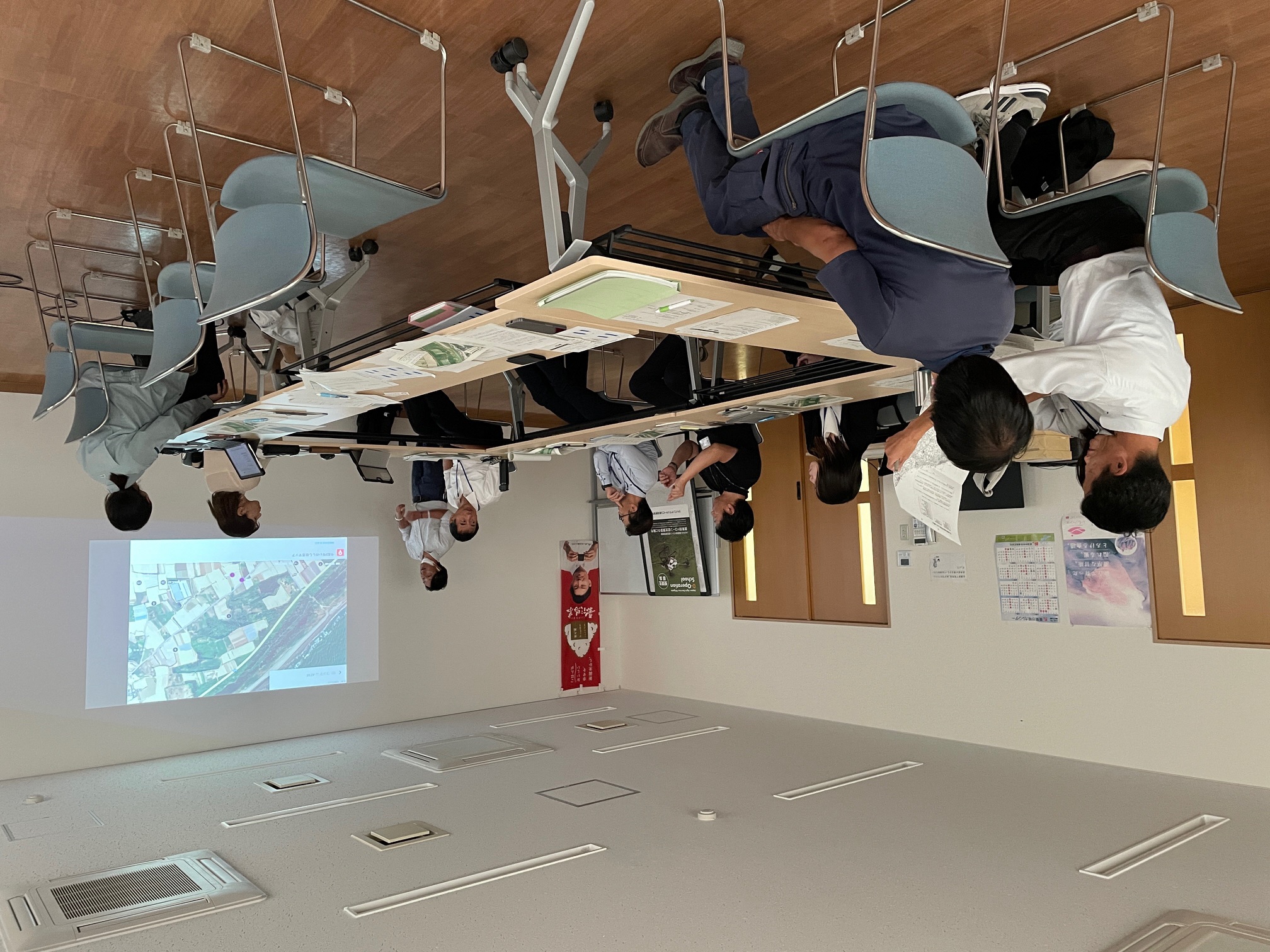 地図で被害場所を確認する様子