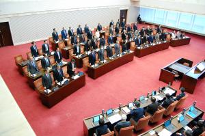 令和7年12月定例会の採決の様子