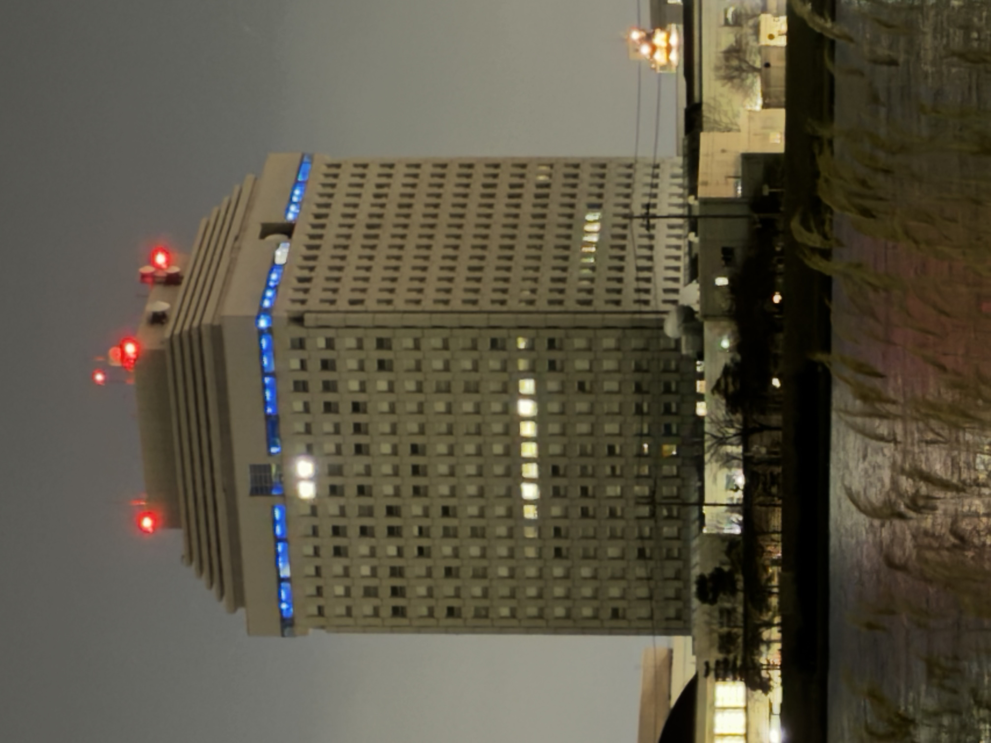 ブルーライトアップされた県庁