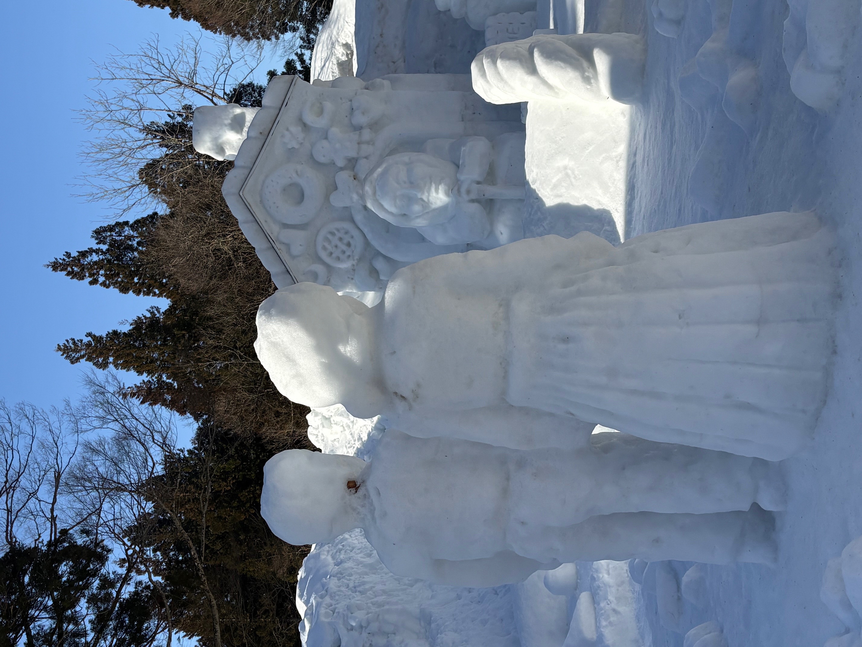 田麦の雪像『ヘンゼルとグレーテル』