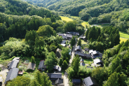 ​A settlement surrounded by mountains that show traces of excavationの画像