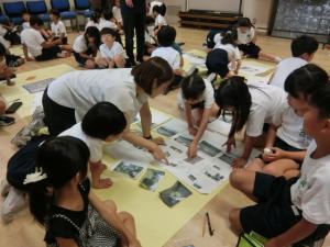 マップづくりに取り組む３年生児童