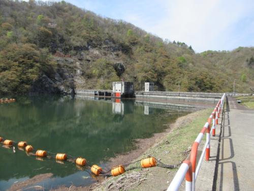 ダム構内よりダム堤体方向を望む