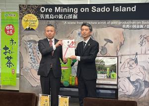株式会社伊藤園の経澤部長より、鈴木福知事へ寄付目録を手渡している様子