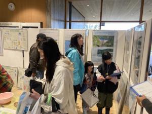 ブースを見学する人々の様子