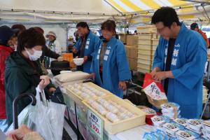販売する様子