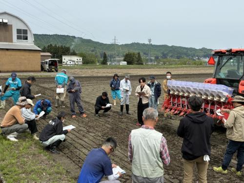 実証概要について説明する技師