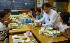 児童と一緒に給食