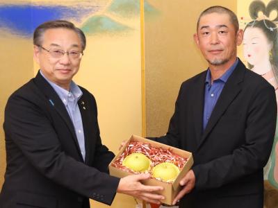 「新碧」を寄贈する藤田さん