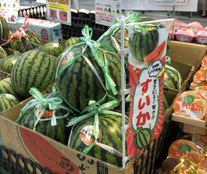おぢや産スイカの店頭販売の様子