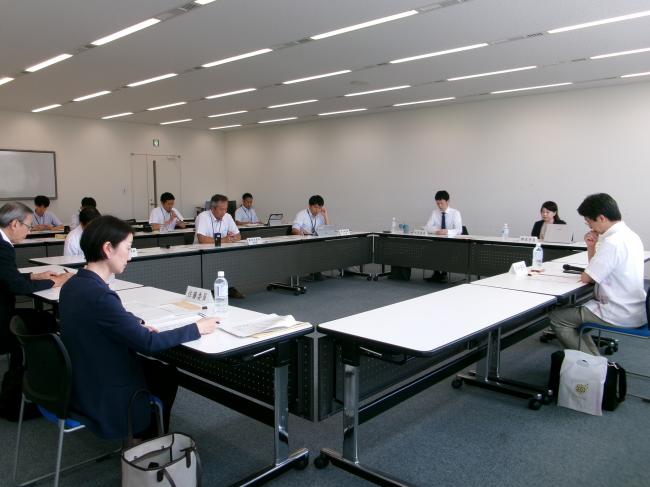 第三者検討会の会議の様子を撮影したものです。