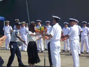 護衛艦みょうこうの着岸を歓迎する式典の様子です。