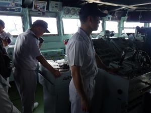 護衛艦みょうこうの船内を見学した際の様子です。