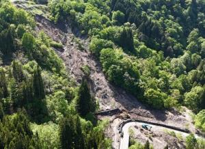 令和6年4月に大所地区で発生した大規模な地すべりの様子。融雪に伴う地下水位の上昇が原因と推定される。