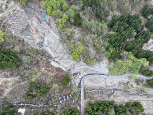 地すべりの進行や土砂流出を防ぐために横ボーリング工、法枠工、土留工などを施工した様子（令和8年度4月時点）。